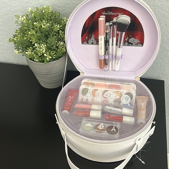 Exclusive Disney Beauty Box Epcot - Picture 4 of 9